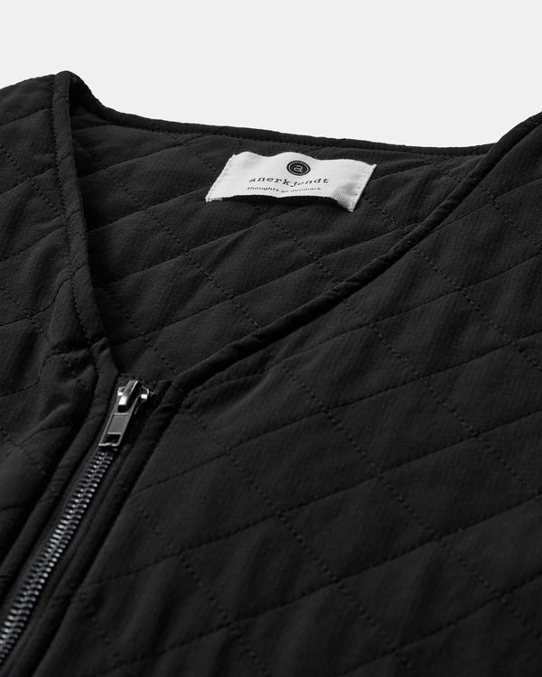 ANERKJENDT - AKRASMUS QUILT GILET - CAVIAR